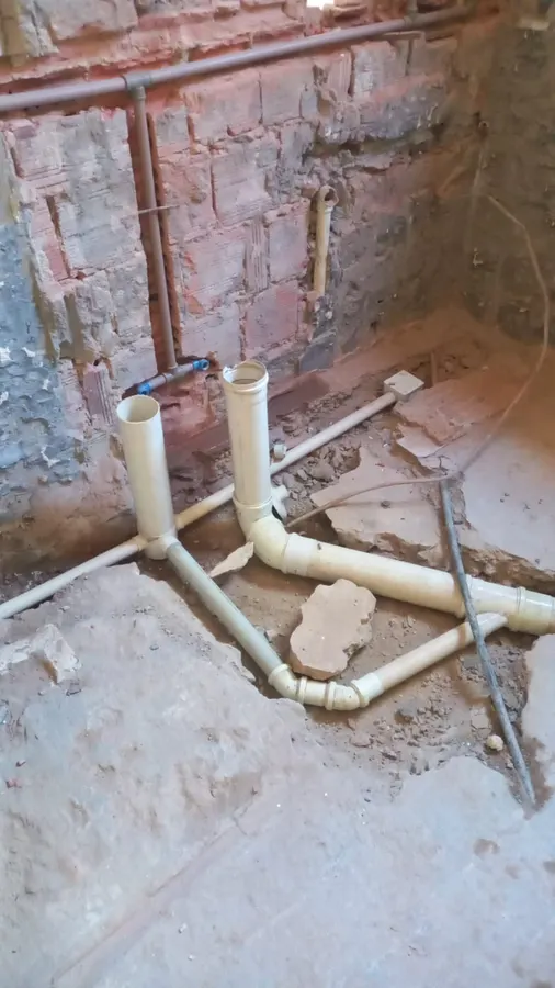 Instalação de tubulação hidráulica e rede de esgoto em obra no Rio de Janeiro